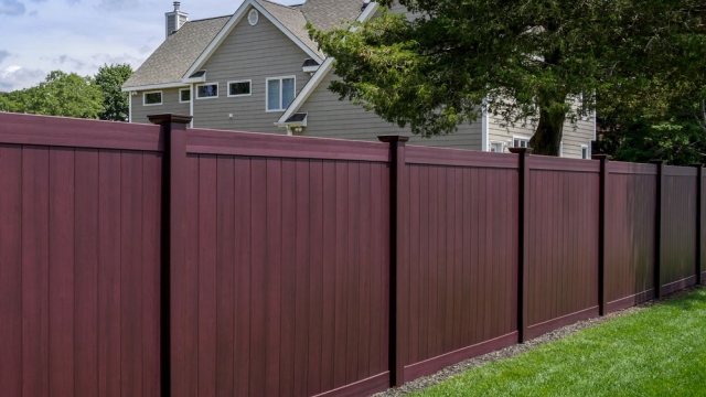 Fencing Face-Off: Chain Link vs. Wood – Which One Reigns Supreme?